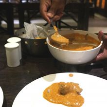 店員さんがよそってくれます