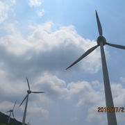 大きな風車があります