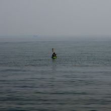 ゴムボートに乗って海釣をする人を発見。釣れるといいね。