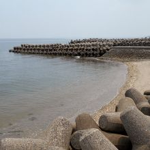 テトラポットの防波堤の間に砂浜がありました。