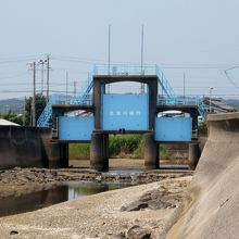 砂浜からの五室川樋門の眺め。