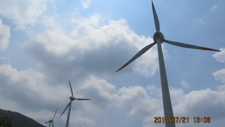 大きな風車があります