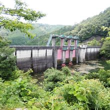 久賀ダムの堰堤から見えます