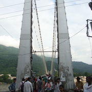 パルマト・ニケタンガートにはこの橋を渡ります。