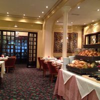 朝食会場　お部屋の番号とコーヒーか紅茶を告げます。