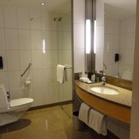 左手にバスタブあります