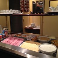 チーズとハム・ヨーグルトなど、暖かいミールも少しあります。