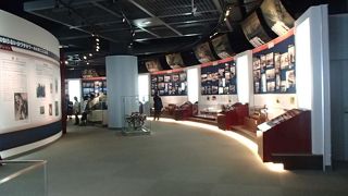 海の乗り物のジェットスキーや陸のバイク等、様々な乗り物が展示されていて、触って、乗ることもできるので、おすすめです。