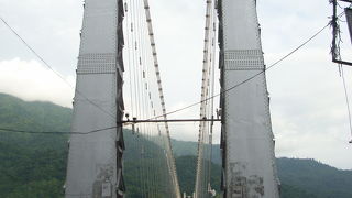 パルマト・ニケタンガートにはこの橋を渡ります。