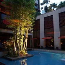 中庭のプール！！