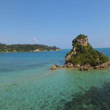 美しい海が両側に広がります