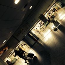 駅地下のオープンスペースに。