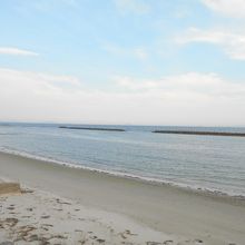 遠浅の海岸と夕方間近の青空。