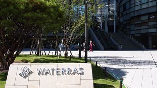 新しい複合ビル