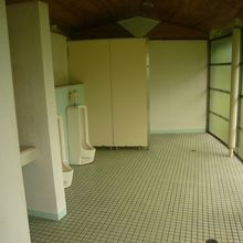 男子トイレ・掃除されている