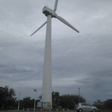 静かに風力発電用の風車が回っていました