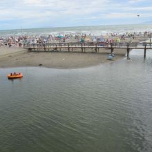 滑川（中央）を挟んで東側（左）が材木座