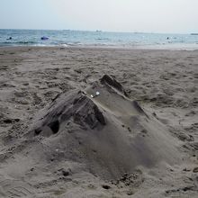 子供たちが頑張って造った砂の城。モンサンミシェルをイメージ？