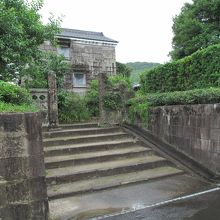 武家屋敷の入口は内壁で家屋の目隠しがあります