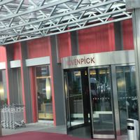 赤と白のモダンな外装で開放的雰囲気