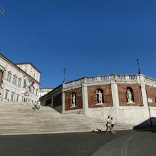 丘の上にあるクイリナーレ宮。