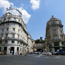 丘の下を通るトンネル。