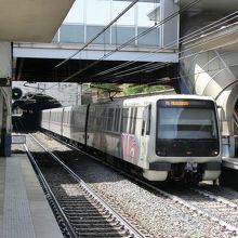 B線ピラミデ駅付近では地上に顔を出します。