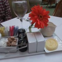 朝食のテーブルセッティング