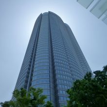 この建物の１番上にあります。高いっ！