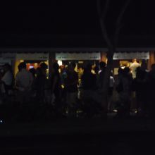 暗いけれど、これ夜9時の行列です