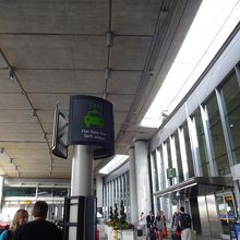 空港前のタクシー乗り場。