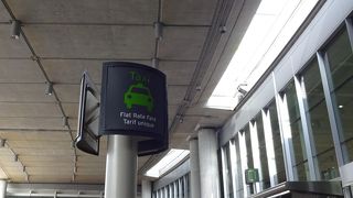 空港からダウンタウンのホテルまで約45分、チップ込み60ドル。