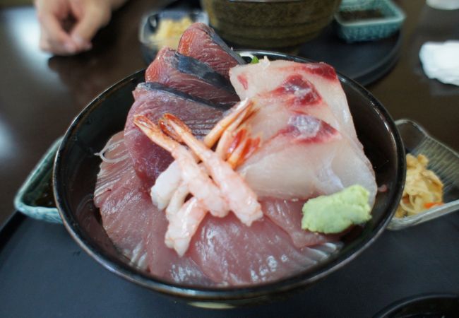 食べきれない海鮮丼！！
