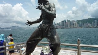 映画スターの手形が埋め込まれた歩道