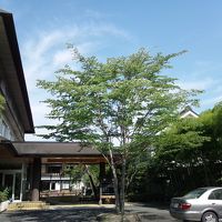 「さくら亭」は３階、「牧水亭」「せせらぎ亭」は２階建てです