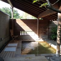 露天風呂「湯ざくら」です。窓から川が見えます。