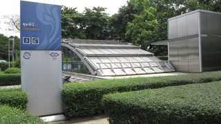 静かな駅、公園に戻った