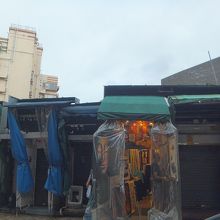 ここで絵画を購入しました。オープン時間は遅めです