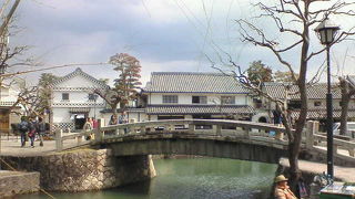 美観地区の中心部に架かる石橋