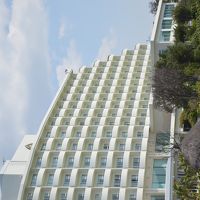 青い空と海に映える白い美しい建物です！