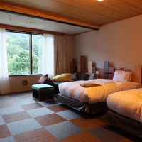 広いお部屋から外の木々を眺める。