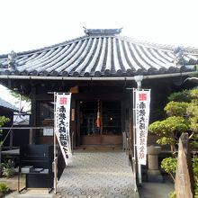 寄棟造本瓦葺の立派な本堂。