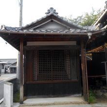 本堂左手の十王堂。左手の道を10年ほど前よく散歩してたなぁ。