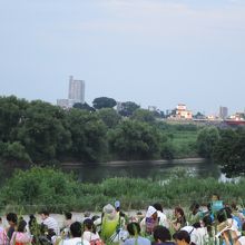 18時ころ：河川敷はかなりの部分が埋まっている