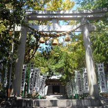 羽豆神社二の鳥居。奥に見えるのが拝殿。