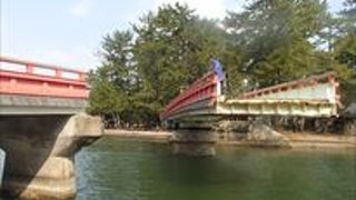 廻旋橋です。これは、天橋立の大橋立と小橋立を結び、橋の中央部分が90度回転する可動橋