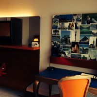 お部屋の窓からはなんと吹き抜けのロビーが見える！