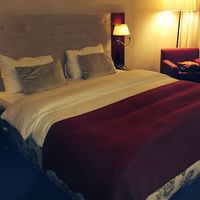 ベッドも大きくて広々。新しいから気持ちの良いお部屋です。