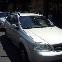 駅前にはタクシーが列で待っています