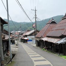 佐々波市の通りを見通す